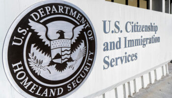 Phỏng vấn visa Mỹ bị đình chỉ, USCIS tạm thời đóng cửa